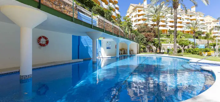 Sale of middle floor apartment in Nueva Andalucía 2