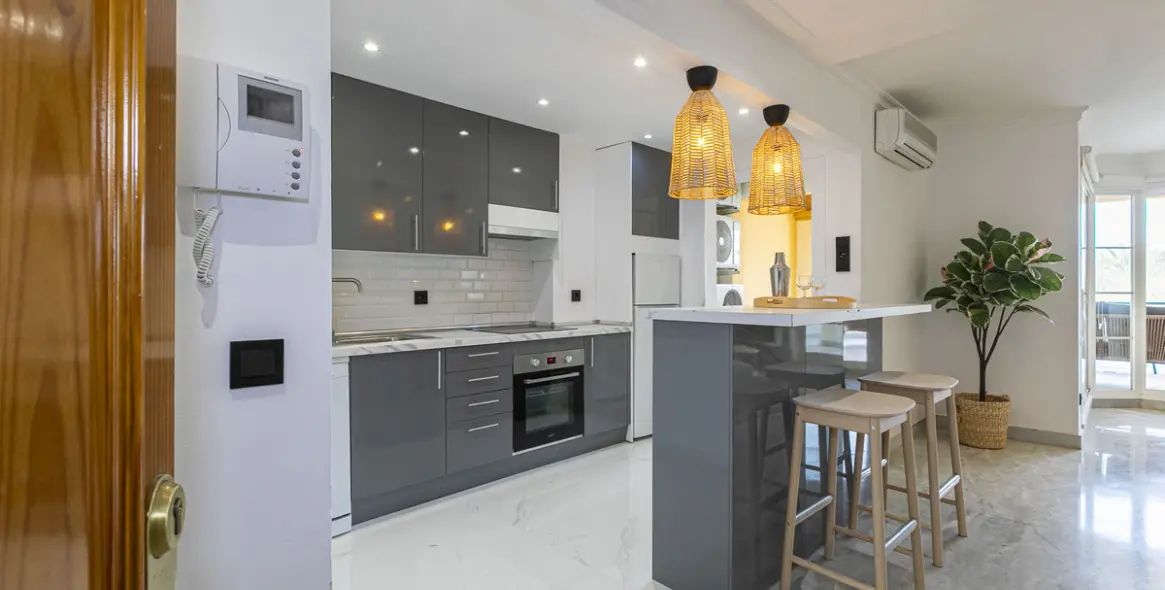 Venta de apartamento en planta media en Nueva Andalucía 4