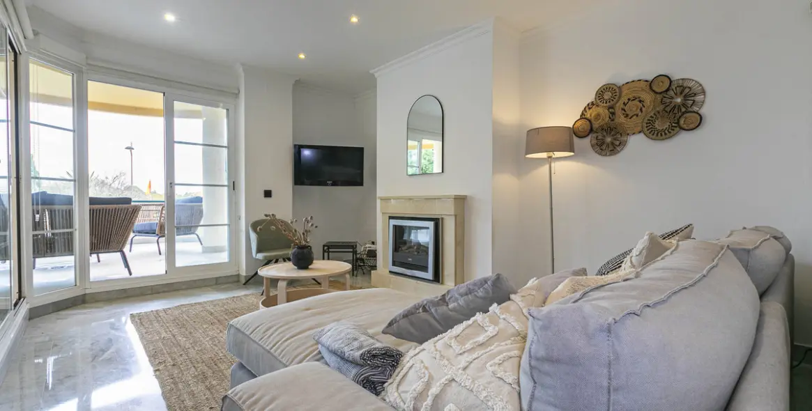 Venta de apartamento en planta media en Nueva Andalucía 10