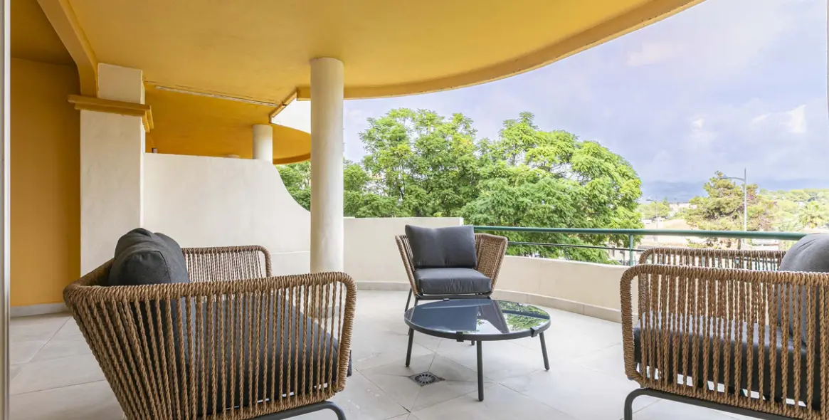 Sale of middle floor apartment in Nueva Andalucía 21