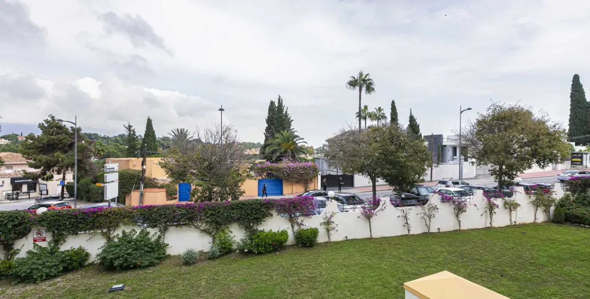 Sale of middle floor apartment in Nueva Andalucía 43