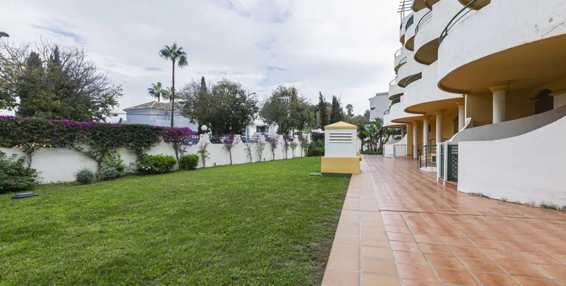 Sale of middle floor apartment in Nueva Andalucía 44