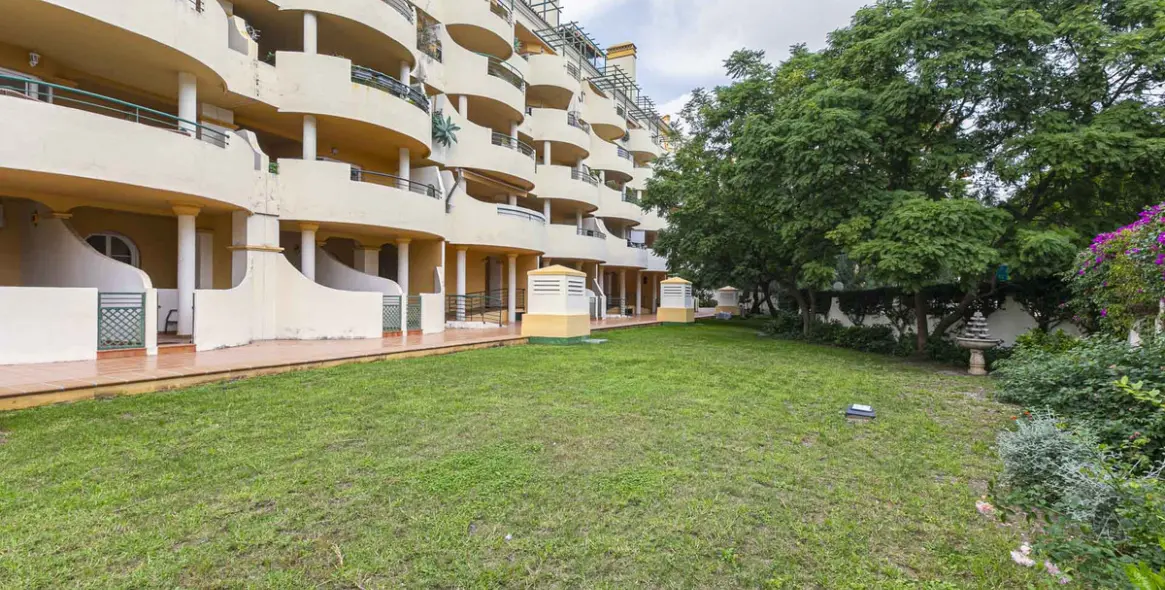 Sale of middle floor apartment in Nueva Andalucía 45
