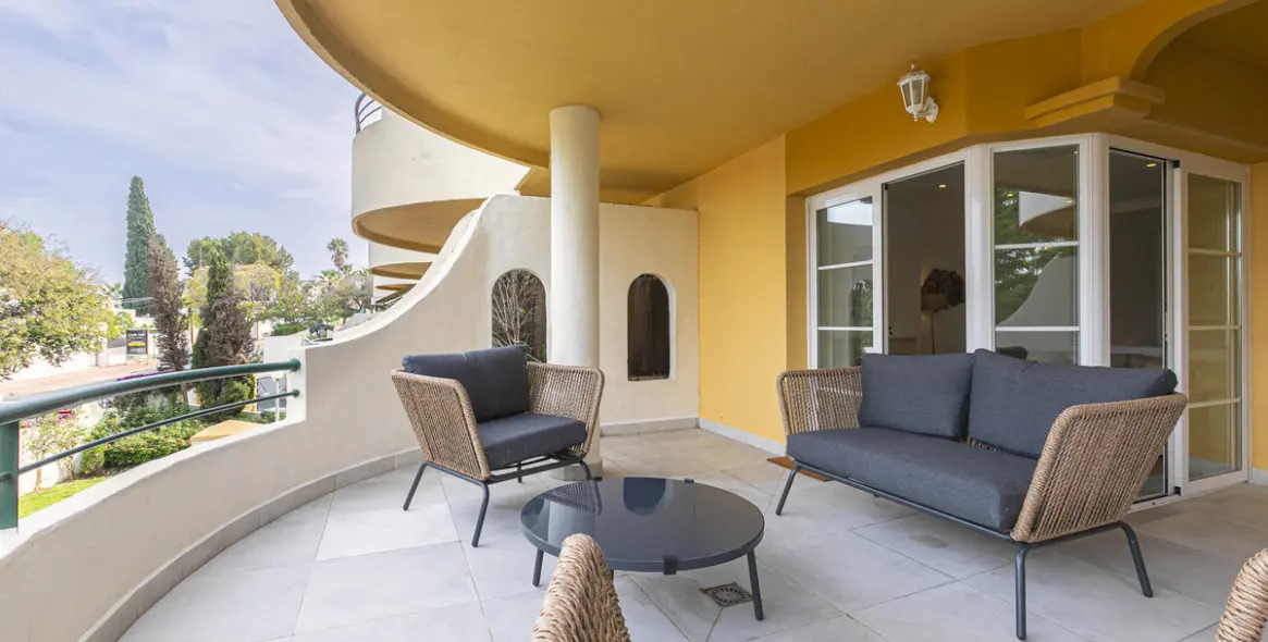 Sale of middle floor apartment in Nueva Andalucía 2