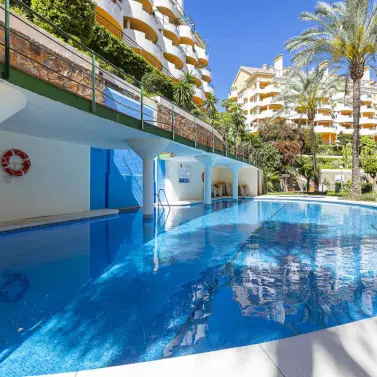Sale of middle floor apartment in Nueva Andalucía