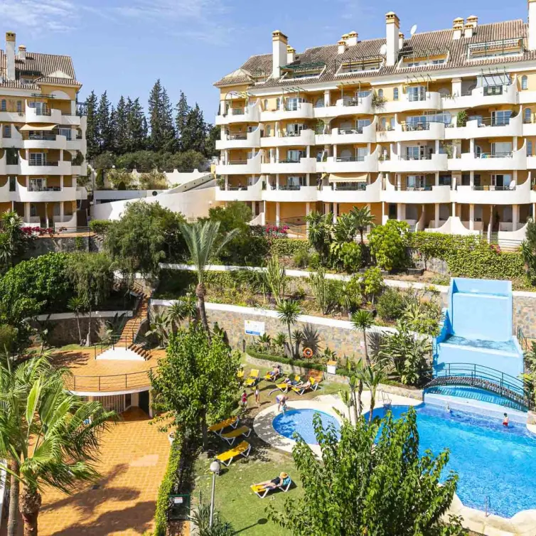 Sale of middle floor apartment in Nueva Andalucía