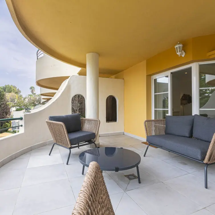Sale of middle floor apartment in Nueva Andalucía