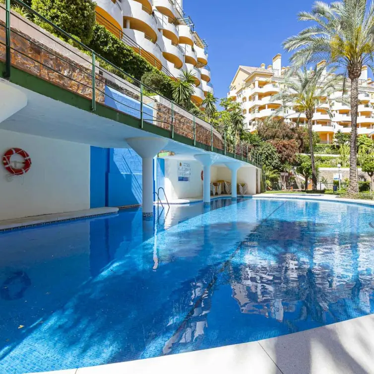 Sale of middle floor apartment in Nueva Andalucía