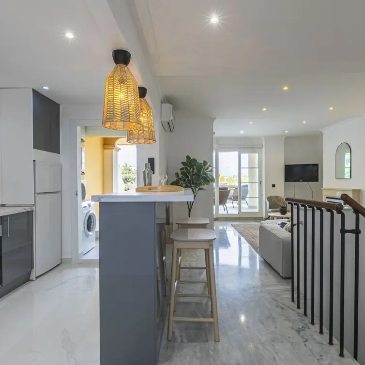 Sale of middle floor apartment in Nueva Andalucía