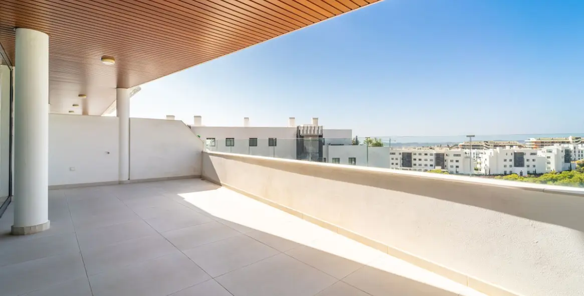 Sale of middle floor apartment in Fuengirola 1
