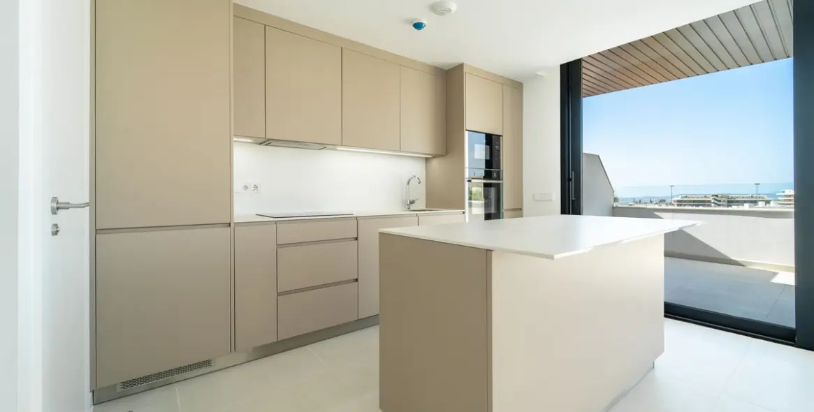 Sale of middle floor apartment in Fuengirola 2