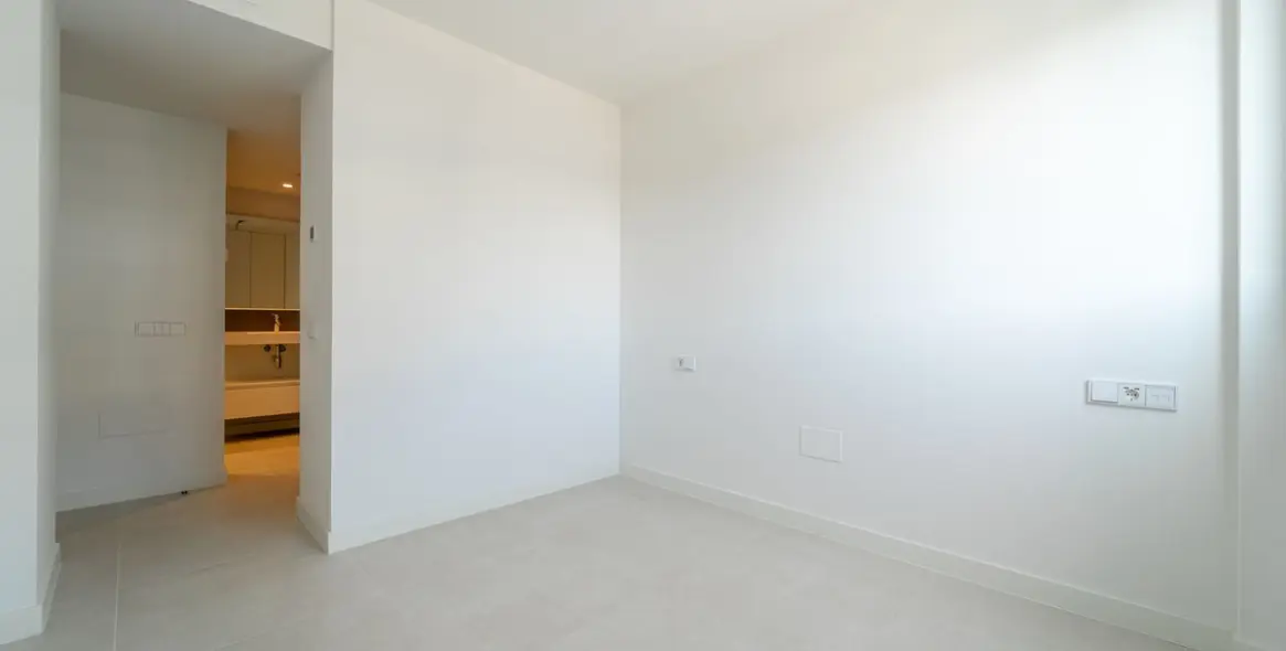 Sale of middle floor apartment in Fuengirola 11