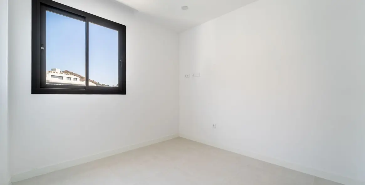 Sale of middle floor apartment in Fuengirola 12