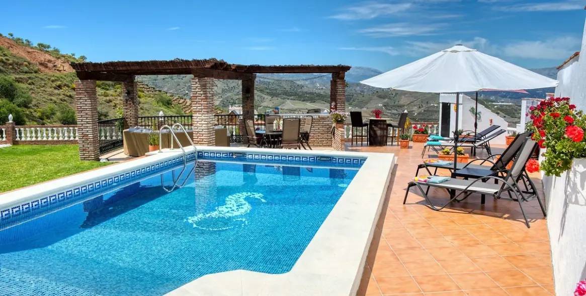 Sale of detached villa in Iznate 1