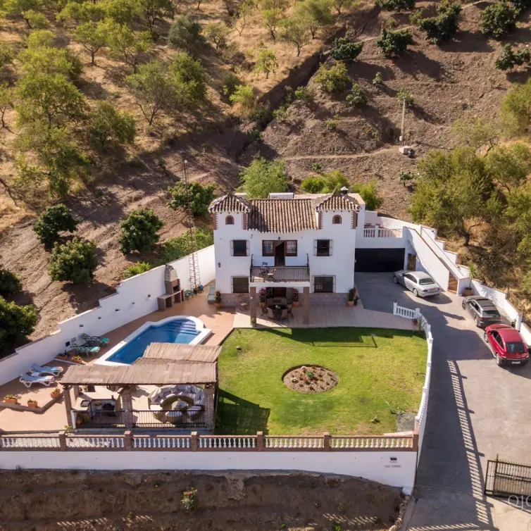 Venta de villa independiente en Iznate