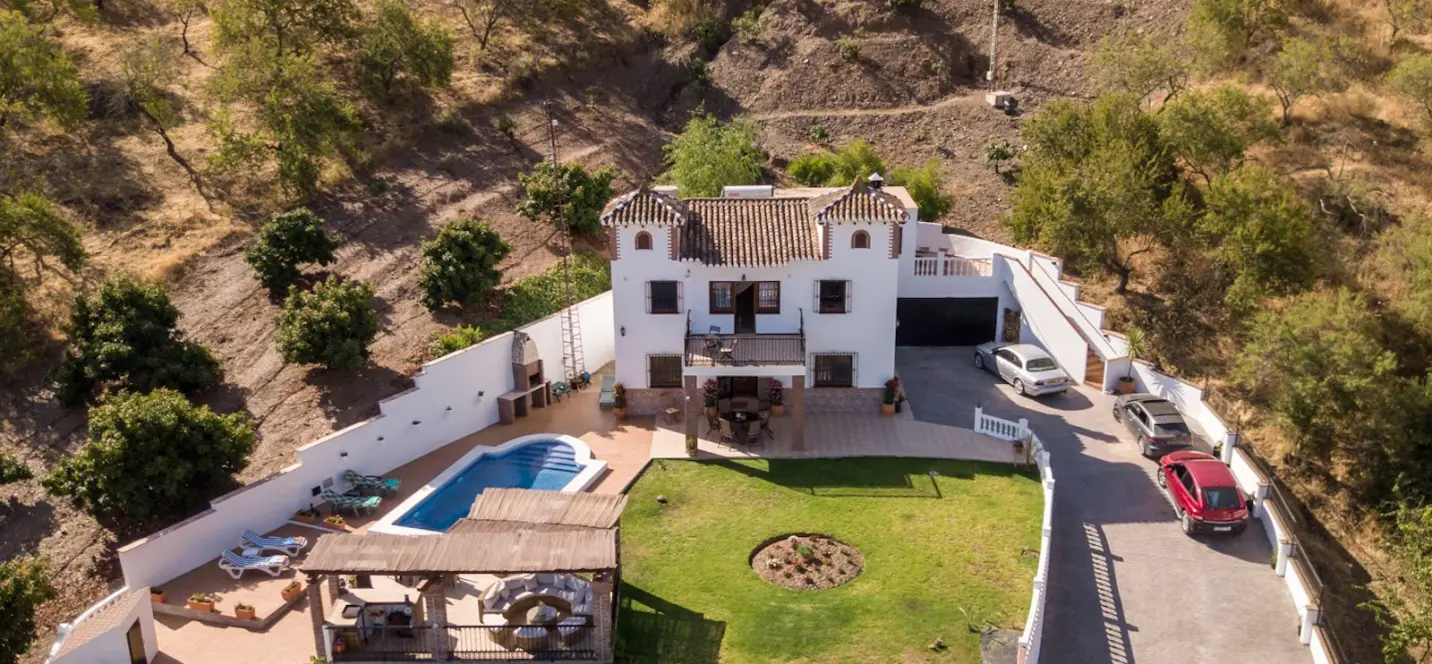 Venta de villa independiente en Iznate 1