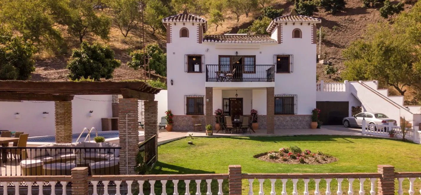Venta de villa independiente en Iznate 2