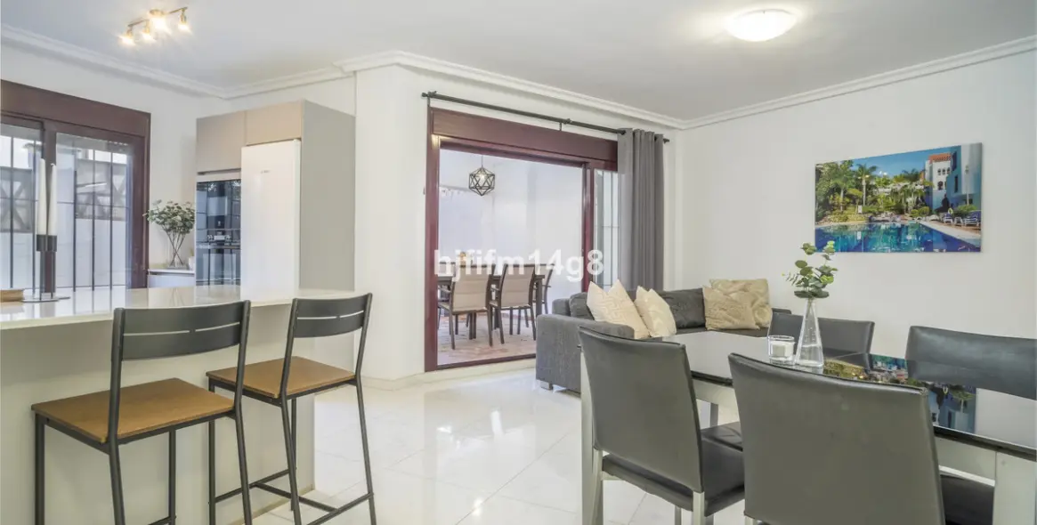 Sale of ground floor apartment in Nueva Andalucía 6