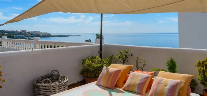 Sale of middle floor apartment in Estepona 0
