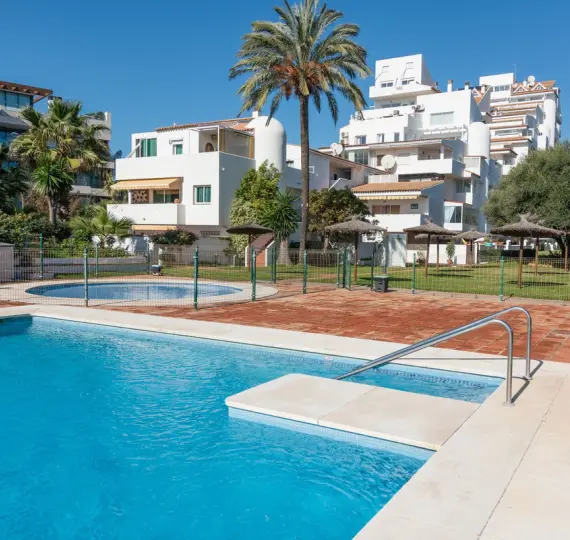 Sale of middle floor apartment in Estepona