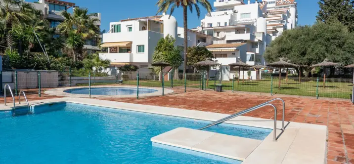 Sale of middle floor apartment in Estepona 1