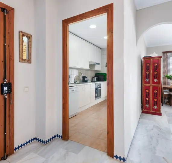 Sale of middle floor apartment in Estepona