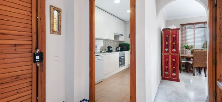 Sale of middle floor apartment in Estepona 2