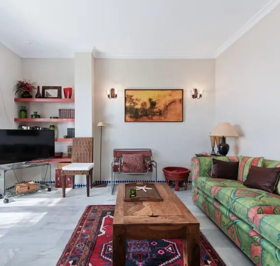 Sale of middle floor apartment in Estepona