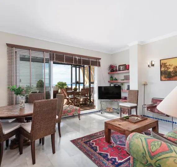 Sale of middle floor apartment in Estepona