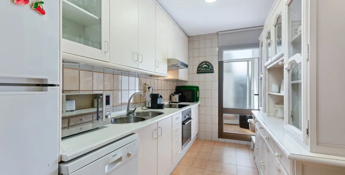 Продажа апартаментов на среднем этаже в Estepona 8