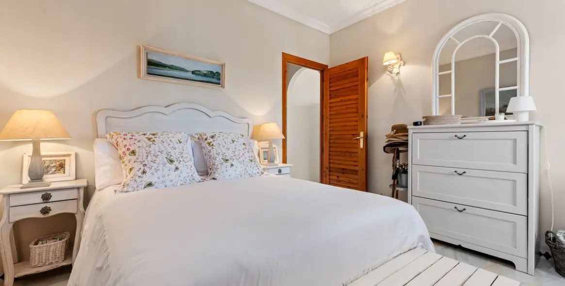 Продажа апартаментов на среднем этаже в Estepona 10