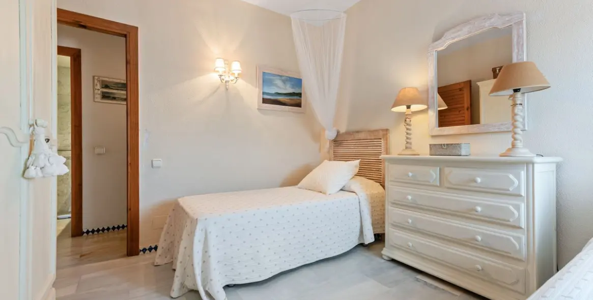 Продажа апартаментов на среднем этаже в Estepona 14