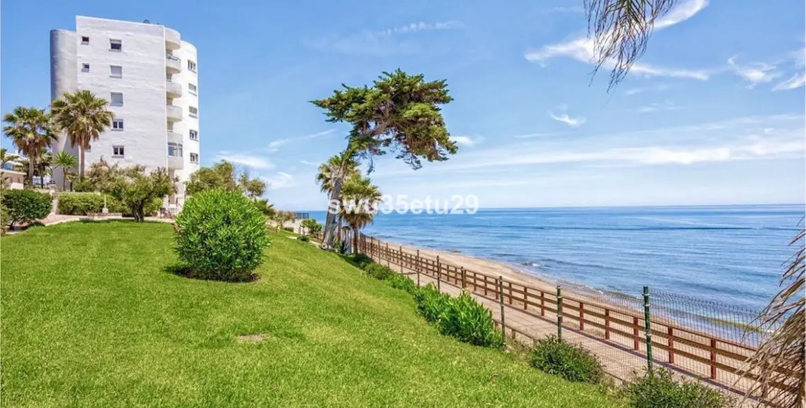 Sale of middle floor apartment in Calahonda 2