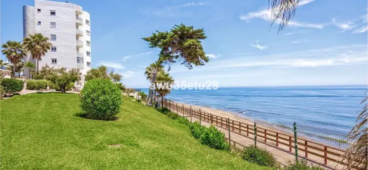 Sale of middle floor apartment in Calahonda 1