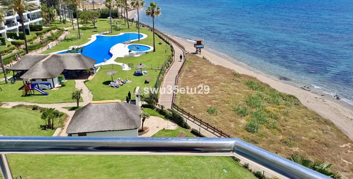 Sale of middle floor apartment in Calahonda 3