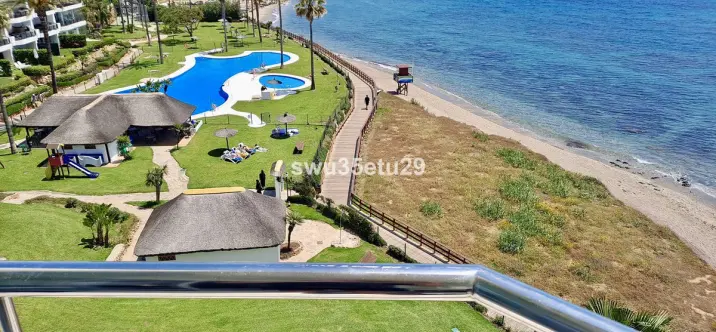 Sale of middle floor apartment in Calahonda 2