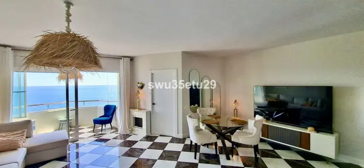 Sale of middle floor apartment in Calahonda 3