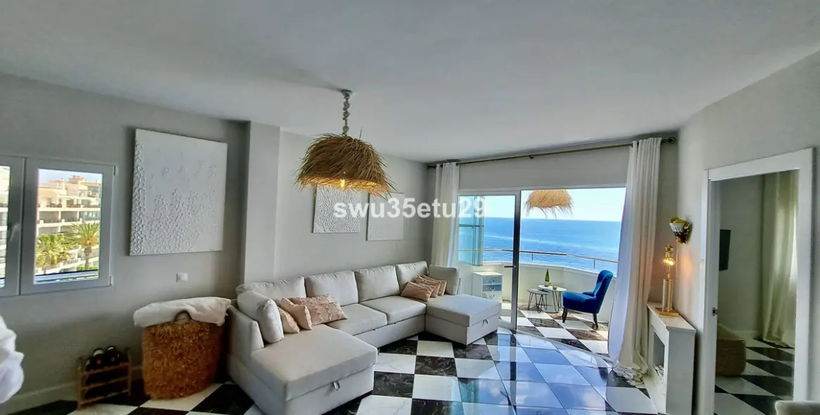 Sale of middle floor apartment in Calahonda 5