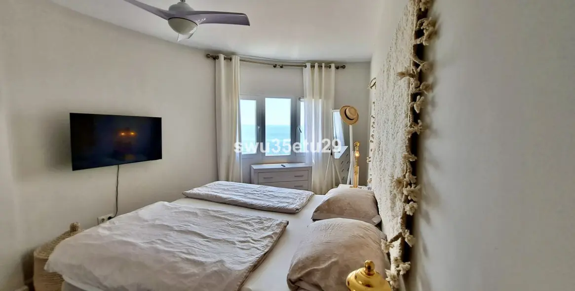 Sale of middle floor apartment in Calahonda 7