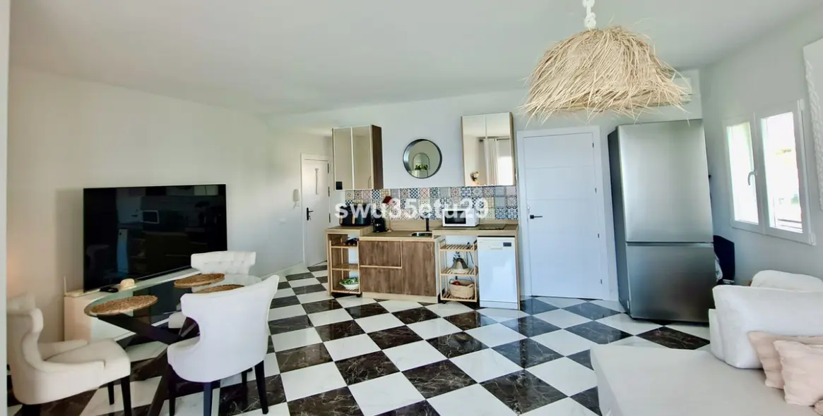 Sale of middle floor apartment in Calahonda 8