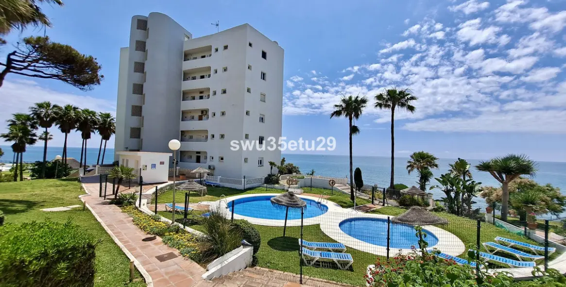 Sale of middle floor apartment in Calahonda 10