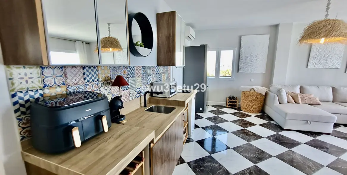 Sale of middle floor apartment in Calahonda 13