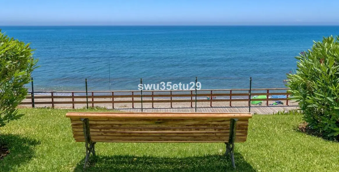 Sale of middle floor apartment in Calahonda 15