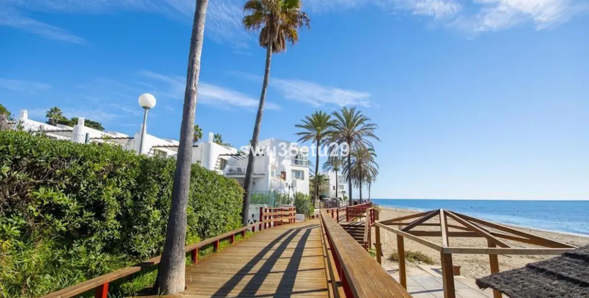 Sale of middle floor apartment in Calahonda 16