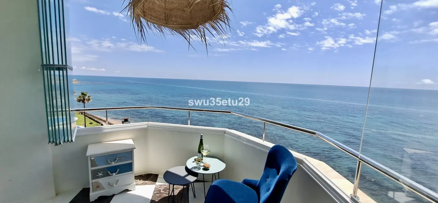 Sale of middle floor apartment in Calahonda 0