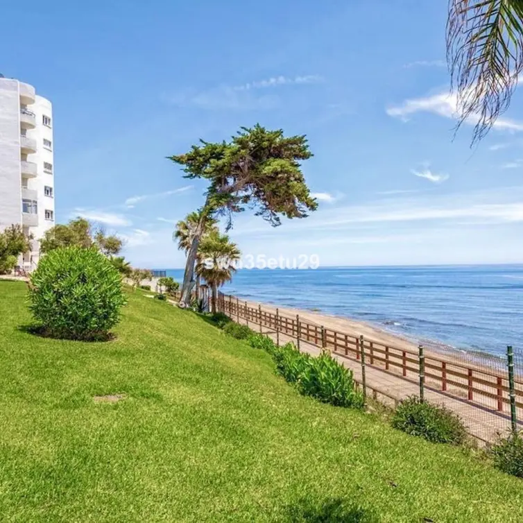 Sale of middle floor apartment in Calahonda