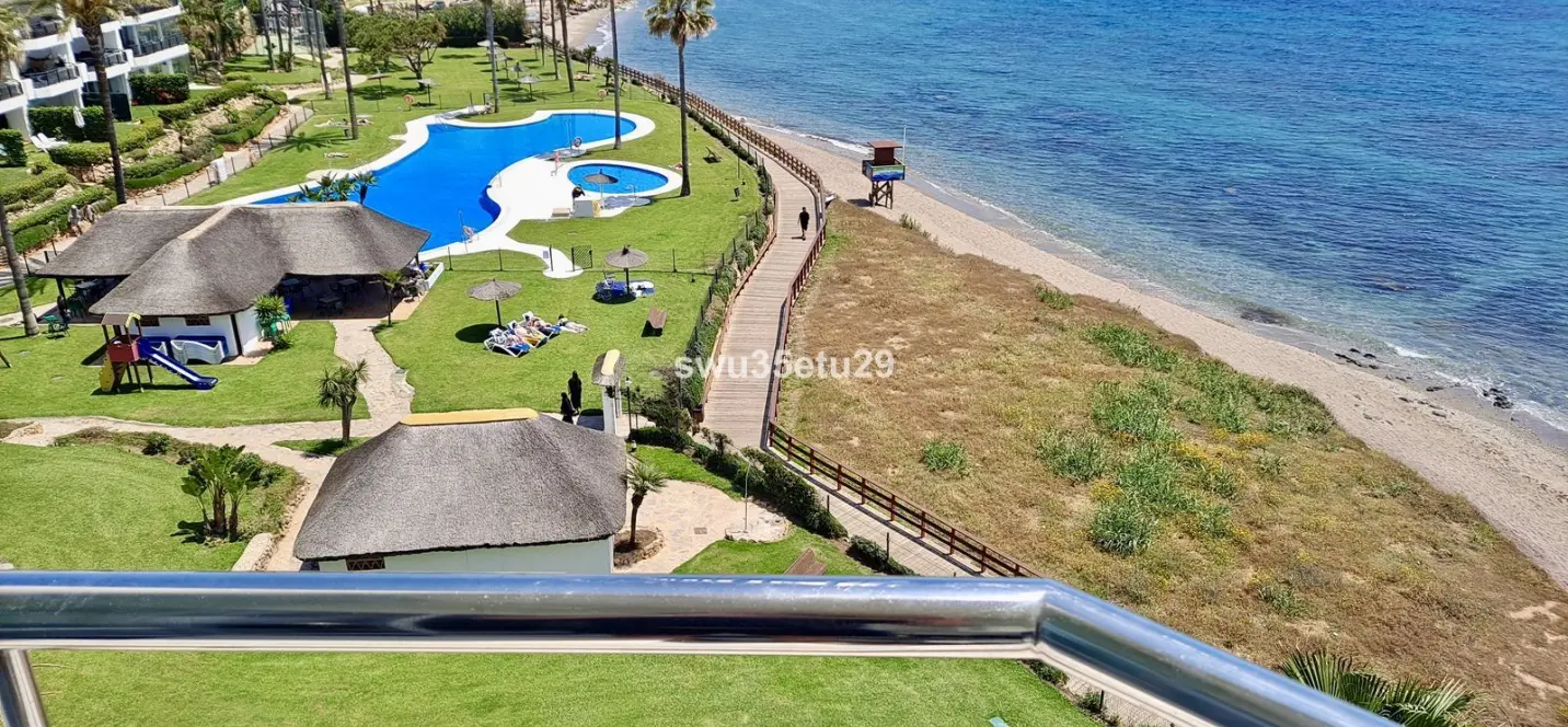 Sale of middle floor apartment in Calahonda 2
