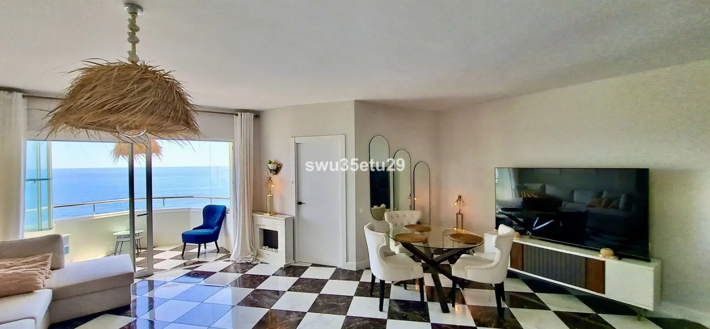 Sale of middle floor apartment in Calahonda 3