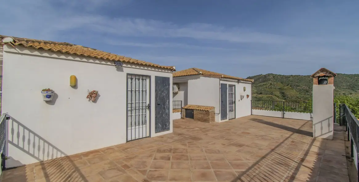 Продажа  отдельно стоящей виллы в Monda 33