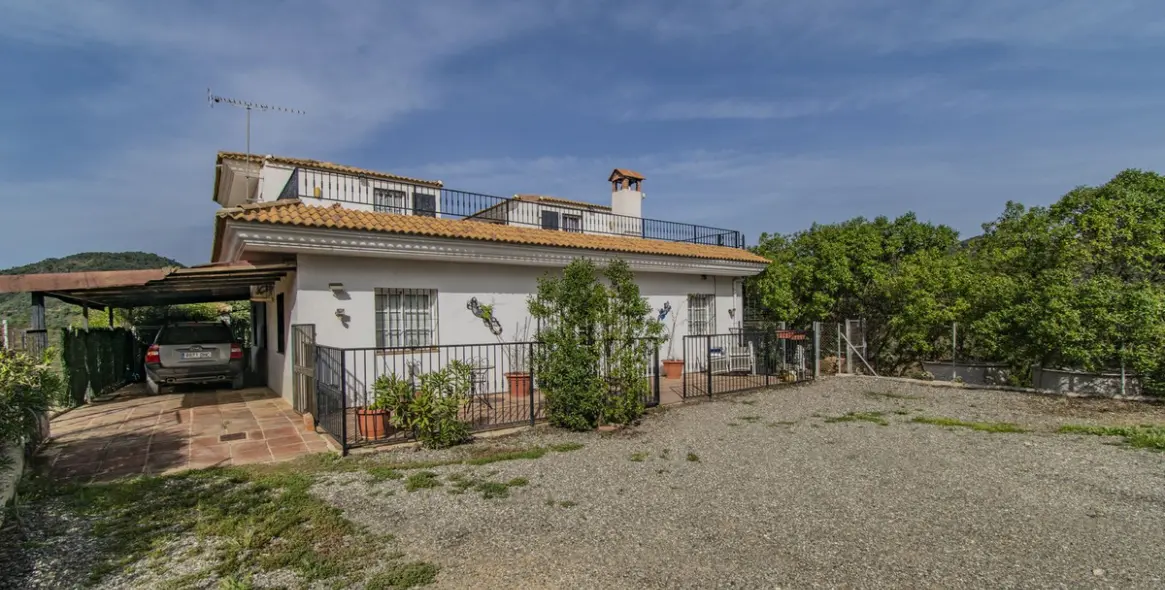Sale of detached villa in Monda 26